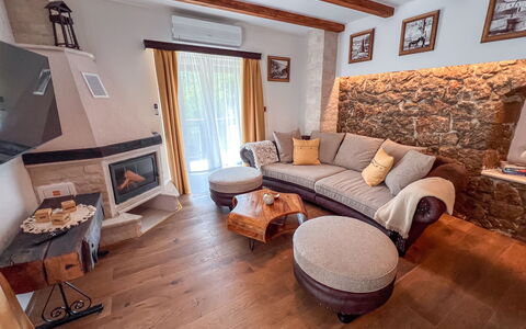 Vila Jurja: Mobilia, Interior Design, Pavimentazione, Legna, Divano, Pavimento, Soggiorno, Camera, Illuminazione, Casa