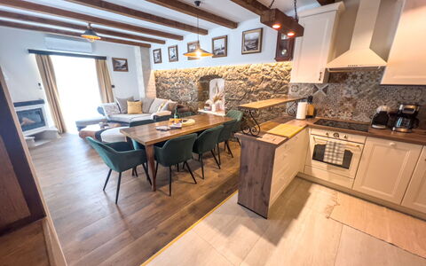 Vila Jurja: Mobilia, Interior Design, Pavimentazione, Legna, Pavimento, Cucina & Sala Da Pranzo Tavolo, Soffitto, Tavolo, Sala Da Pranzo, Casa