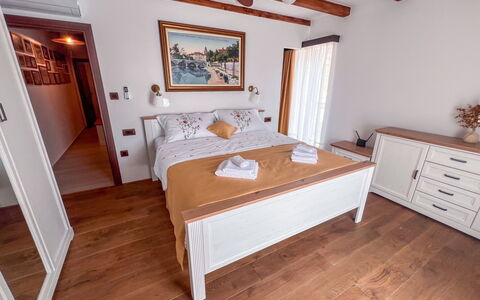 Vila Jurja: Mobilia, Parete, Legna, Pavimento, Pavimentazione, Interior Design, Camera Da Letto, Letto, Casa, Appartamento