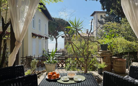 Apartment Niko, Private Garden, Wifi - Opatija: Mobilia, Vaso Di Fiori, Mobili Da Esterno, Balcone, Shade, Sedia, Pianta Della Casa, Portico, Cortile