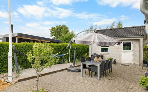 Arnulfuer - 100M from the Sea: Mobilia, Interior Design, Pavimentazione, Pavimento, Soffitto, Camera, Sedia, Tavolo, Appartamento, Cucina & Sala Da Pranzo Tavolo