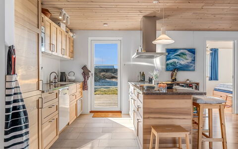 Kaapo - 300M from the Sea: Mobilia, Pavimentazione, Cucina, Legna, Elettrodomestico Da Cucina, Pavimento, Controsoffitto, Interior Design, Pavimento In Legno, Cabinetry