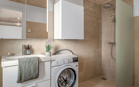 Kaapo - 300M from the Sea: Pavimentazione, Interior Design, Pavimento, Parete, Idraulico Fixture, Mobiletto Del Bagno, Lavatrice, Soffitto, Lavello, Bagno