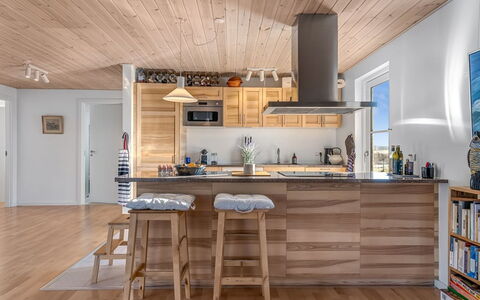 Kaapo - 300M from the Sea: Mobilia, Cucina, Pavimentazione, Interior Design, Controsoffitto, Legna, Pavimento In Legno, Pavimento, Elettrodomestico Da Cucina, Soffitto