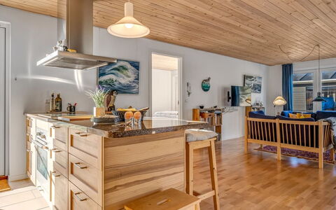 Kaapo - 300M from the Sea: Pavimentazione, Mobilia, Legna, Interior Design, Pavimento In Legno, Soffitto, Pavimento, Cucina, Controsoffitto, Cabinetry
