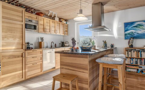 Kaapo - 300M from the Sea: Mobilia, Cucina, Pavimentazione, Legna, Elettrodomestico Da Cucina, Controsoffitto, Interior Design, Pavimento In Legno, Elettrodomestico, Pavimento