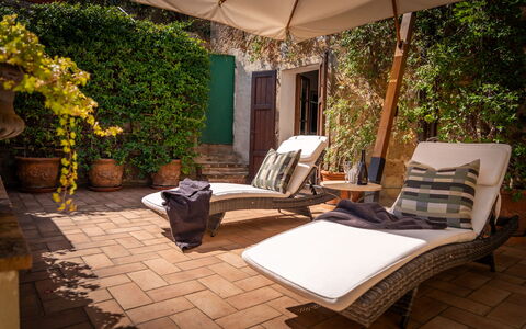 Town House Garden: Mobilia, Mobili Da Esterno, Sedia, Shade, Lettino, Vaso Di Fiori, Eco Hotel, Giardino, Tavolo Esterno, Flagstone