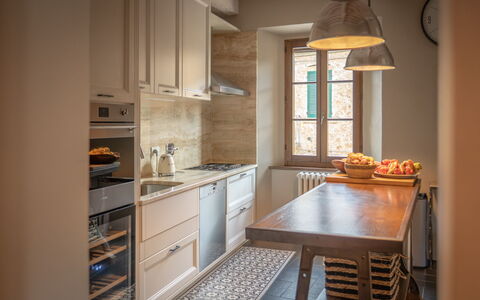 Town House Garden: Mobilia, Cucina, Interior Design, Elettrodomestico Da Cucina, Pavimentazione, Controsoffitto, Cabinetry, Apparecchio Major, Legna, Pavimento
