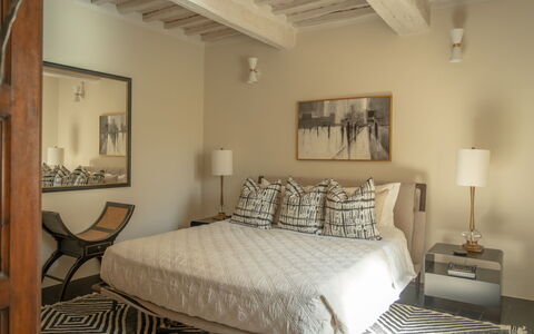 Town House Garden: Mobilia, Letto, Interior Design, Camera Da Letto, Pavimento, Pavimentazione, Parete, Bedding, Lenzuolo, Legna