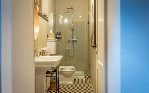 Town House Garden: Toilet Seat, Bagno, Gabinetto, Idraulico Fixture, Parete, Lavandino Del Bagno, Interior Design, Lavello, Pavimentazione, Pavimento