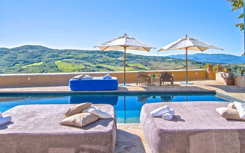 Villa Sagrantino: Blu, Piscina, Ricorrere, Mobili Da Esterno, Ombrello, Catena Montuosa, Lettino, Hotel, Villa, Eco Hotel