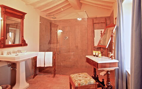 Villa Sagrantino: Interior Design, Legna, Pavimentazione, Pavimento, Mobilia, Illuminazione, Idraulico Fixture, Soffitto, Bagno, Lavandino Del Bagno