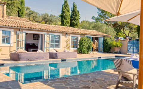 Villa Sagrantino: Piscina, Mobili Da Esterno, Mobilia, Ricorrere, Casa, Sedia, Estate, Shade, Lettino, Ombrello