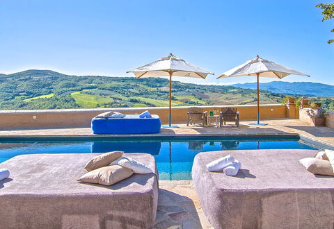 Villa Sagrantino: Blu, Piscina, Ricorrere, Mobili Da Esterno, Ombrello, Catena Montuosa, Lettino, Hotel, Villa, Eco Hotel