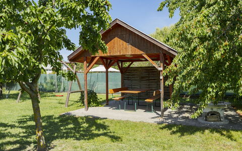 Gyula: Shade, Giardino, Prato, Struttura Esterna, Edifici Giardino, Parco, Cortile, Padiglione, Backyard, Landscaping