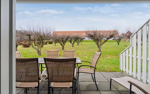 Markus - 300M from the Sea: Vegetazione, Arbusto, Primavera, Villetta, Giardino, Shade, Backyard, Cortile, Sedia