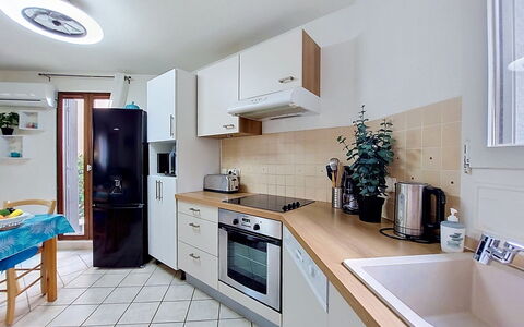 Le Barcarès 972: Elettrodomestico Da Cucina, Cucina, Controsoffitto, Apparecchio Major, Pavimentazione, Interior Design, Legna, Cabinetry, Mobilia, Pavimento