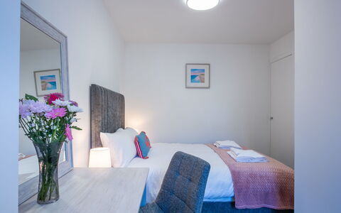 Harbour Nights Deluxe 7E: Interior Design, Mobilia, Camera Da Letto, Pavimento, Soffitto, Casa, Letto, Appartamento, Cuscino, Camera