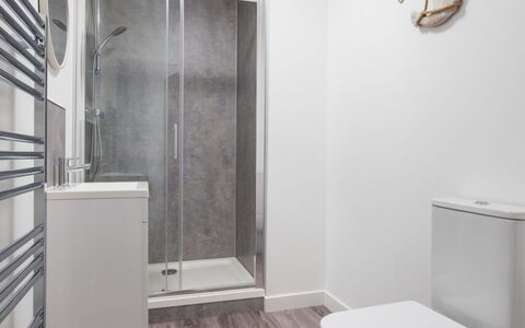 Harbour Nights Deluxe 7E: Pavimentazione, Pavimento, Interior Design, Idraulico Fixture, Soffitto, Camera, Bagno, Idraulico, Lavello, Gabinetto