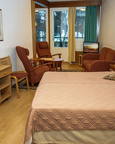 Kylpylä-Hotelli, Huone 242