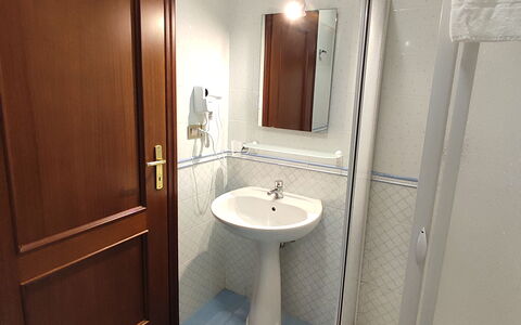 Appartamenti Della Rosa Seaside Abruzzo: Pavimentazione, Pavimento, Legna, Idraulico Fixture, Interior Design, Lavandino Del Bagno, Camera, Lavello, Idraulico, Bagno