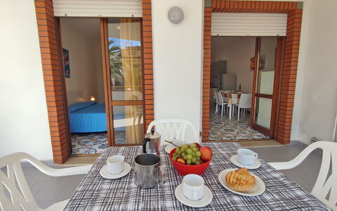 Appartamenti Della Rosa Seaside Abruzzo: Mobilia, Sedia, Color Legno, Shade, Mobili Da Esterno, Cucina & Sala Da Pranzo Tavolo, Pianta Della Casa, Balcone, Tavolo Esterno