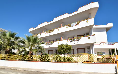 Appartamenti Della Rosa Seaside Abruzzo: Appartamento, Estate, Shade, Hotel, Balcone, Hacienda, Villa, Pianta Della Casa