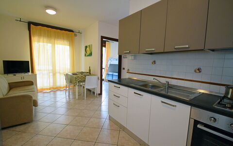 Appartamenti Della Rosa Seaside Abruzzo: Pavimentazione, Interior Design, Pavimento, Mobilia, Controsoffitto, Cucina, Camera, Cucina & Sala Da Pranzo Tavolo, Soffitto, Sedia