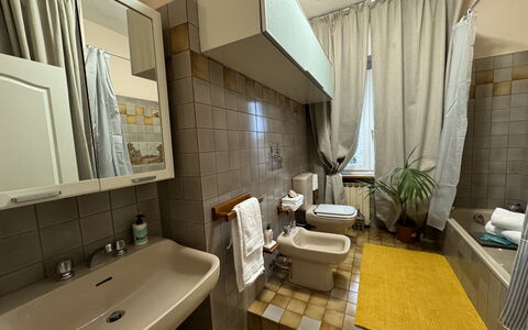 Sto Bene Qua: Pavimentazione, Idraulico Fixture, Pavimento, Lavello, Toilet Seat, Lavandino Del Bagno, Interior Design, Bagno, Gabinetto, Idraulico