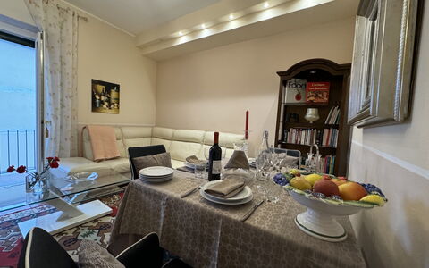 Sto Bene Qua: Mobilia, Interior Design, Pavimentazione, Camera, Pavimento, Soffitto, Legna, Divano, Illuminazione, Tavolo