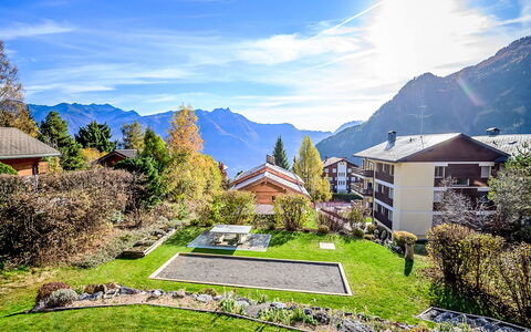 Le Souvenir: Paesaggio, Casa, Zona Residenziale, Casa, Catena Montuosa, Area Rurale, Hill Station, Valle, Giardino, Alpi