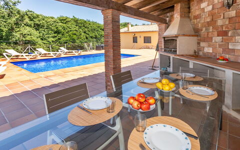Esteva: Piscina, Mobilia, Legna, Mobili Da Esterno, Pavimentazione, Ricorrere, Sedia, Tavolo, Pavimento, Materiale Composito