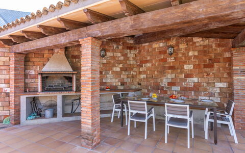 Esteva: Brick, Legna, Mobilia, Pavimentazione, Pavimento, Muratura, Color Legno, Sedia, Piastrella, Soffitto