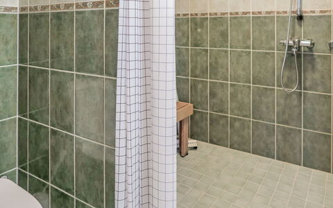 Katinkulma 1: Parete, Pavimentazione, Bagno, Pavimento, Idraulico Fixture, Piastrella, Idraulico, Materiale Composito, Gabinetto, Doccia