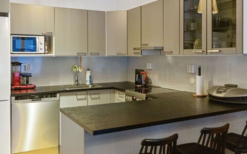 Katinkulma 2: Mobilia, Elettrodomestico Da Cucina, Cucina, Controsoffitto, Interior Design, Cabinetry, Apparecchio Major, Pavimentazione, Legna, Elettrodomestico