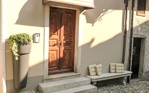 Mergozzo (Lago di Mergozzo) 230: Mobilia, Mobili Da Esterno, Sedia, Giardino, Vaso Di Fiori, Terrazza, Tavolo Esterno, Estate, Pianta Della Casa, Landscaping