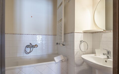 Casa Viola Pool, Wifi, Montaione: Bagno, Idraulico Fixture, Parete, Pavimentazione, Lavandino Del Bagno, Interior Design, Pavimento, Lavello, Rubinetto, Idraulico