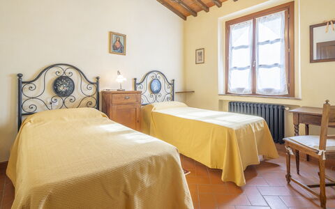 Casa Viola Pool, Wifi, Montaione: Letto, Parete, Camera Da Letto, Mobilia, Interior Design, Lenzuolo, Bedding, Pavimentazione, Telaio Del Letto, Camera