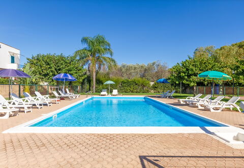 Beach Life Apartment In Boncore: Blu, Piscina, Ricorrere, Eco Hotel, Shade, Hotel, Landscaping, Hacienda, Terme