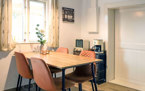 Mirow 200: Mobilia, Interior Design, Pavimentazione, Legna, Pavimento, Tavolo, Sedia, Cucina & Sala Da Pranzo Tavolo, Sala Da Pranzo, Illuminazione