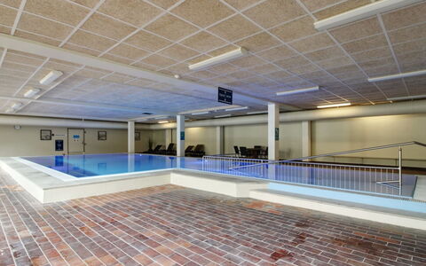 Mijat - 50M from the Sea: Pavimentazione, Pavimento, Soffitto, Materiale Composito, Sala, Design, Piscina, Atrio