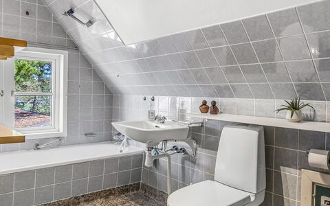 Ibbe - 3.5Km from the Sea: Pavimentazione, Idraulico Fixture, Pavimento, Interior Design, Bagno, Idraulico, Piastrella, Lavello, Rubinetto, Gabinetto