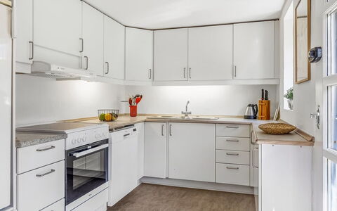 Ibbe - 3.5Km from the Sea: Cucina, Elettrodomestico Da Cucina, Controsoffitto, Apparecchio Major, Pavimentazione, Interior Design, Cabinetry, Mobilia, Lavello, Pavimento