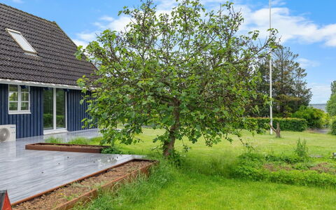 Gravers - 150M from the Sea: Tetto, Casa, Casa, Villetta, Porta, Raccordo, Deck, Portico, Plank, Latifoglie
