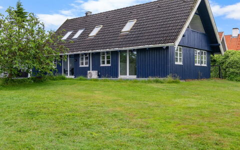 Gravers - 150M from the Sea: Tetto, Casa, Casa, Villetta, Porta, Raccordo, Deck, Portico, Plank, Latifoglie