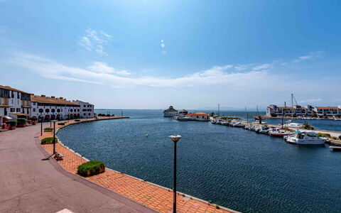 Sombrero: Acqua, Corpo D'Acqua, Risorse Idriche, Waterway, Canale, Barca, Lago, Moto D'Acqua, Mare, Marina