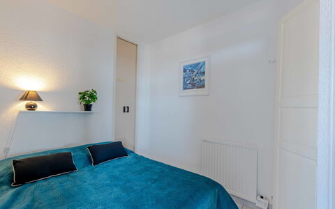 Sombrero: Interior Design, Mobilia, Camera Da Letto, Letto, Pavimento, Pavimentazione, Camera, Legna, Soffitto, Lenzuolo