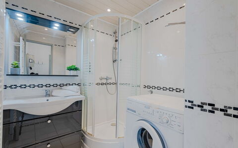 Sombrero: Interior Design, Pavimentazione, Idraulico Fixture, Bagno, Pavimento, Lavello, Soffitto, Rubinetto, Mobiletto Del Bagno, Idraulico