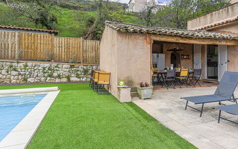 Le Mas de Gattières: Giardino, Lotto, Backyard, Landscaping, Cortile, Prato, Cortile, Calcestruzzo, Shade