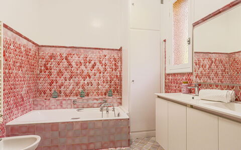 Le Mas de Gattières: Pavimentazione, Pavimento, Bagno, Idraulico Fixture, Piastrella, Interior Design, Rosa, Idraulico, Mosaico, Vasca Da Bagno
